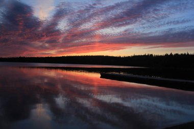 Clear Gölü üzerinde gün batımı. Binicilik Dağı Ulusal Parkı, Alberta, Kanada