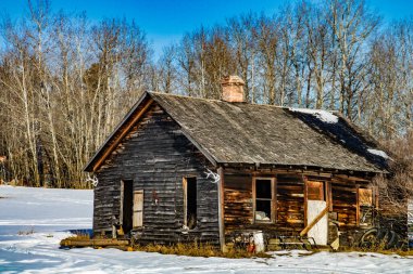 Aforoz edilmiş evler ve çiftlikler manzarayı işaret ediyor. Alberta, Kanada
