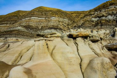 Çorak Topraklar 'da hâlâ kar yağıyor. Drumheller Alberta, Kanada.