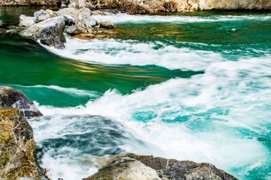 Kanaskis Nehri derenin aşağısına doğru gürlüyor. Kananaski 'ler. Alberta, Kanada.