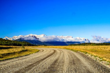 K ülkesine giden yol, Kananaskis, Alberta, Kanada.