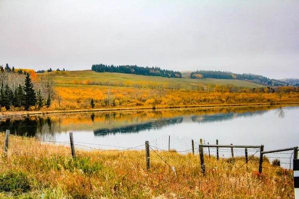 Wolken Und Untergehende Sonne Über Den Bergen Der Herbst Beginnt — Stockfoto