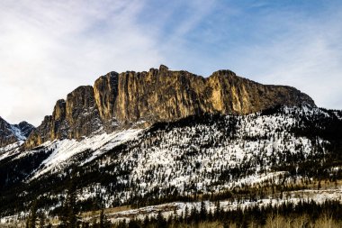Taşrada hala kar var. Exshaw, Alberta, Kanada