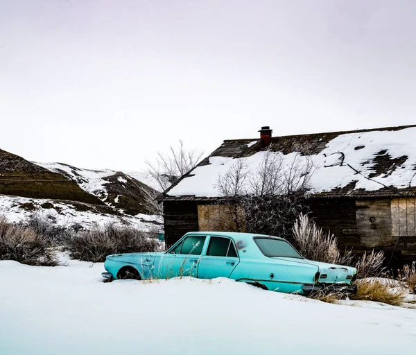 素朴な建物や歴史的な車 カナダのアルバータ州ドロシー — ストック写真