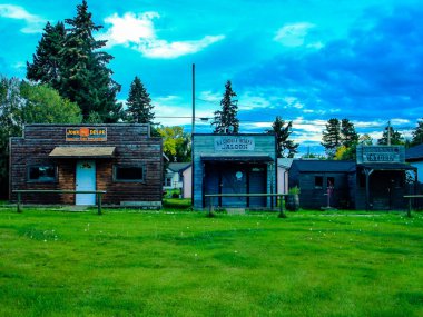 Tarihsel mağazalar geçmişin bir işaretidir. Ayna, Alberta, Kanada