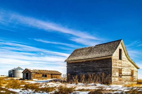 草原の上の農家の建物を放棄した カナダのアルバータ州 — ストック写真