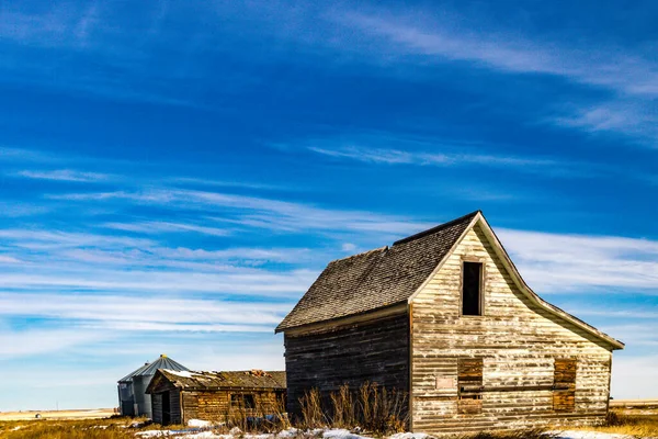 草原上被废弃的农场建筑 加拿大艾伯塔 — 图库照片