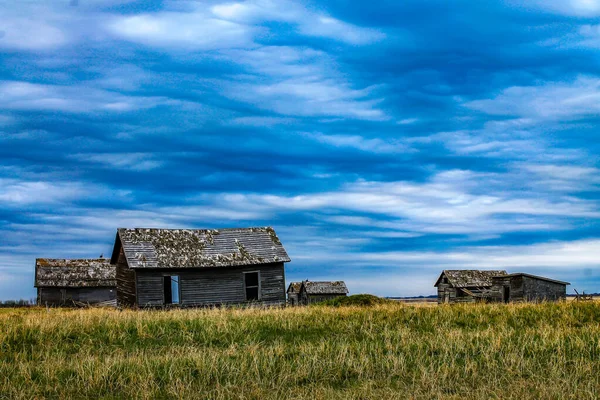 草原の上の農家の建物を放棄した カナダのアルバータ州 — ストック写真