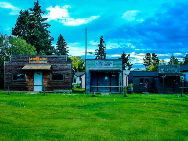 Historiska Butiker Visar Tecken Det Förflutna Spegel Alberta Kanada — Stockfoto