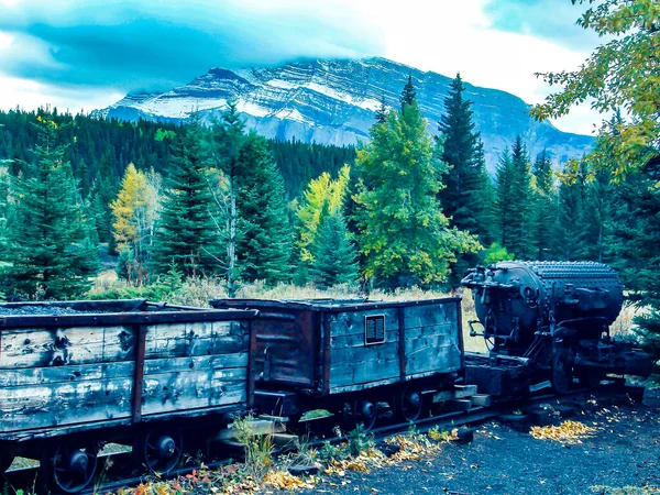 Eski bir kömür madeninin kalıntıları. Lower Bankhead, Banff Ulusal Parkı, Alberta, Kanada