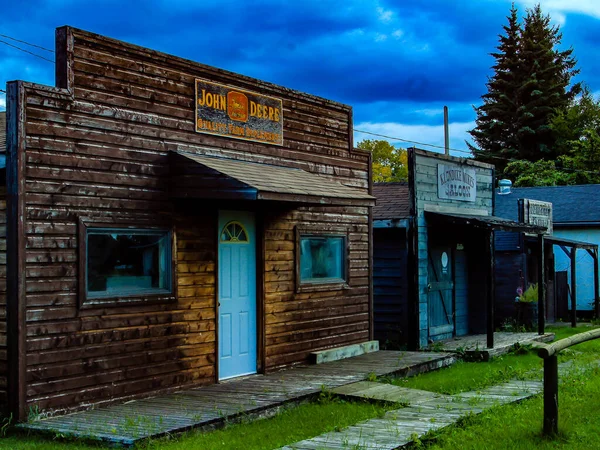 Historiska Butiker Visar Tecken Det Förflutna Spegel Alberta Kanada — Stockfoto