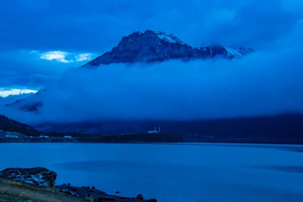 Soleil Lève Bas Nuages Suspendus Planent Sur Lac Lac Arc — Photo