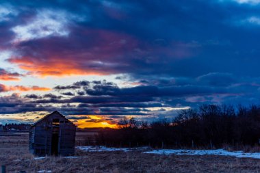 Kırsal bir ek bina üzerinde gün doğumu. Spingbank, Alberta, Kanada
