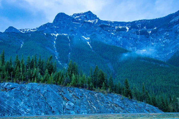 Güneş Yükseliyor Alçak Bulutlar Gölün Üzerinde Süzülüyor Lac Arc Alberta — Stok fotoğraf