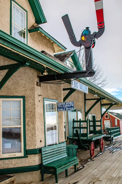 Gamla Tågstationen Och Plattformsarbeten Bigg Valley Alberta Kanada — Stockfoto