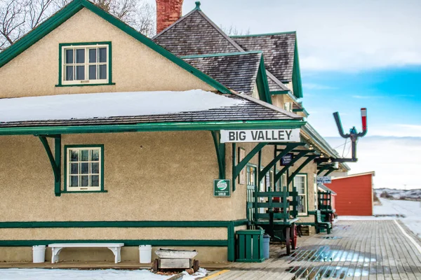 Gamla Tågstationen Och Plattformsarbeten Bigg Valley Alberta Kanada — Stockfoto