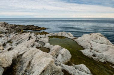 Spring Beach 'te kaya oluşumları ve göletler. İnek Başı, Newfoundland, Kanada