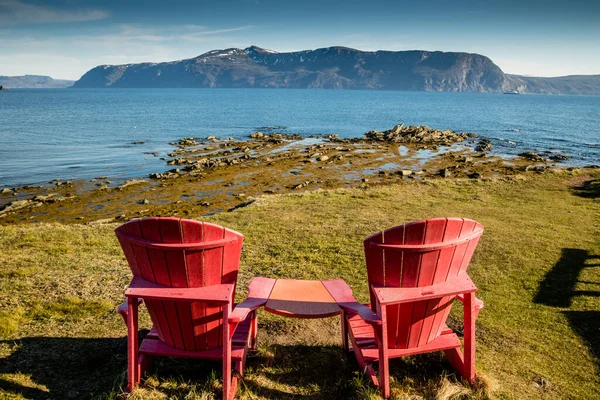 Kırmızı sandalyeler ve Sarı Nokta manzarası. Gros Morne Ulusal Parkı, Newfoundland, Kanada