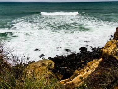 Dalgalar kıyıya vurur. Taranaki Sahili, Taranaki, Yeni Zelanda
