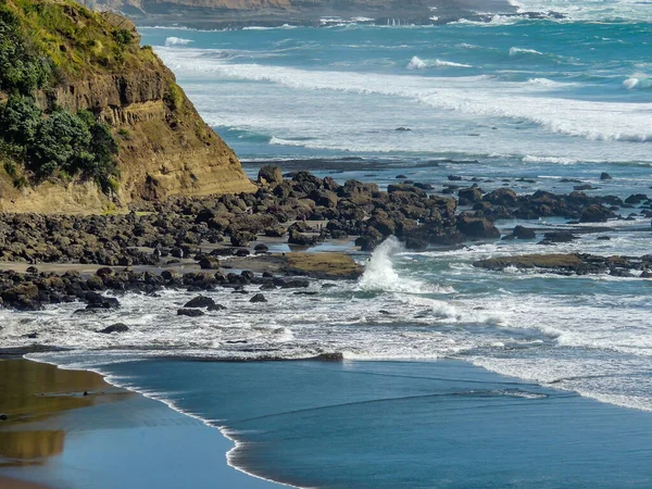 Valurile Prabusesc Plaja Muriwai Auckland Noua Zeelandă — Fotografie, imagine de stoc
