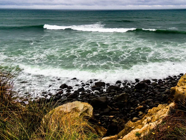 海浪冲到岸上 新西兰 塔拉纳基 塔拉纳基海滩 — 图库照片