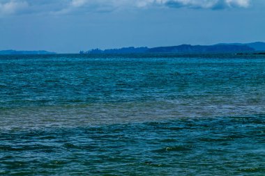 Stanmore Körfezi bulutlu bir günde. Auckland, Yeni Zelanda