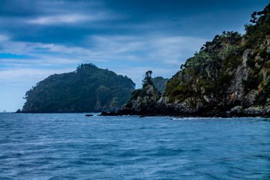 Kiralık bir tekneden adaların manzarası. Adalar Körfezi, Yeni Zeland