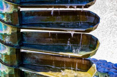 Kayaların üzerinden akan su. Auckland Botanik Bahçeleri, Auckland, Yeni Zelanda