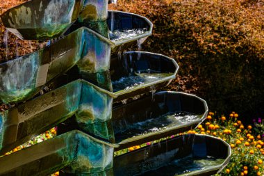 Heykelin üzerinde çağlayan su. Auckland Botanik Bahçeleri, Auckland, Yeni Zelanda