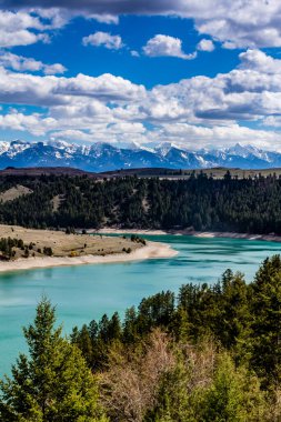 Düz Kafalı Nehir, Kerr Barajı 'na gidiyor. Polson, Montana, ABD