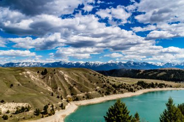 Düz Kafalı Nehir, Kerr Barajı 'na gidiyor. Polson, Montana, ABD