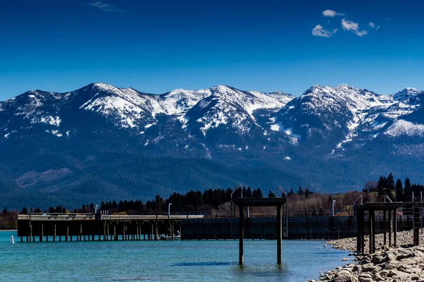 Yassıkafa Gölü kıyıları boyunca. Polson, Montana, ABD