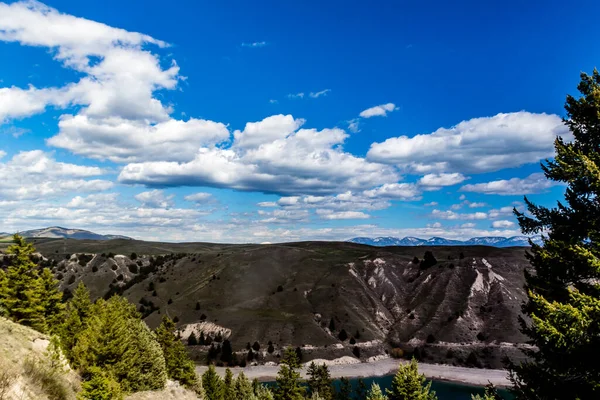 Düz Kafalı Nehir, Kerr Barajı 'na gidiyor. Polson, Montana, ABD