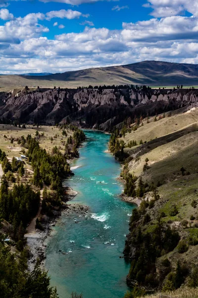 Düz Kafalı Nehir, Kerr Barajı 'na gidiyor. Polson, Montana, ABD