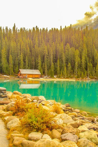 Louise Gölü 'nün çarpıcı yeşil suları. Banff Ulusal Parkı, Alberta, Kanada