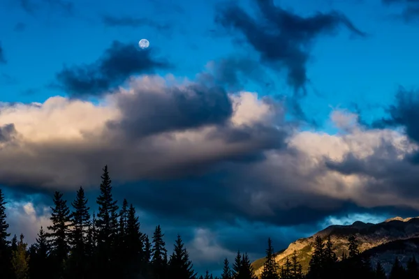 Bulan Diatas Bow Valley Parkway Taman Nasional Banff Alberta Kanada — Stok Foto