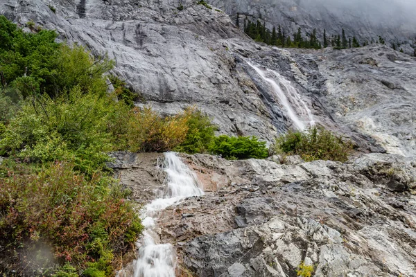 Voda Valí Přes Kaskádové Hory Národní Park Banff Alberta Kanada — Stock fotografie