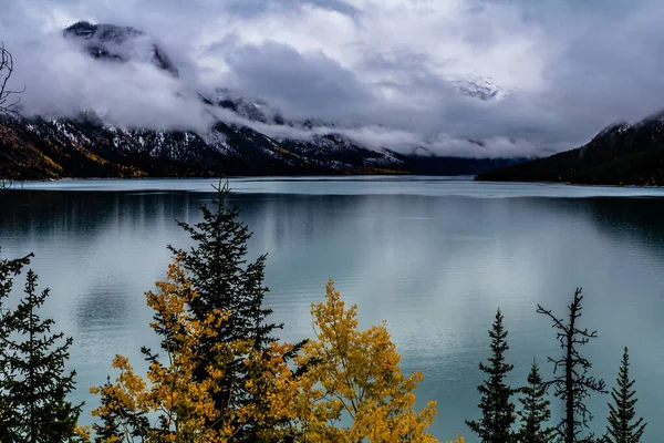 Φθινοπωρινά Χρώματα Στη Μαρίνα Λίμνη Minnewanka Εθνικό Πάρκο Banff Αλμπέρτα — Φωτογραφία Αρχείου