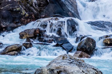 Yoho ve Kickinh Atı nehirlerinin birleşimi. Yoho Ulusal Parkı. British Columbia, Kanada.