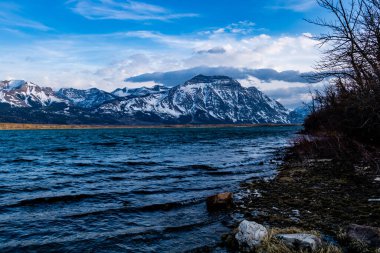 Kar Kootney Brown 'dan Rocky' leri kapladı. Waterton Lakes Ulusal Parkı, Alberta, Kanada
