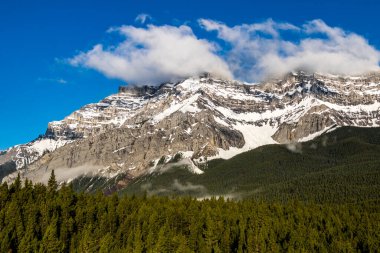 Kış sonunda Cascade Dağı 'nın manzarası. Banff Ulusal Parkı, Alberta, Kanada