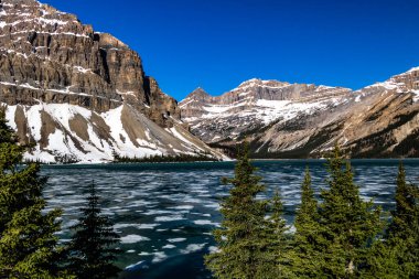 Bahar başında Bow Gölü 'nde gölün üzerinde biraz buz vardı. Banff Ulusal Parkı, Alberta, Kanada