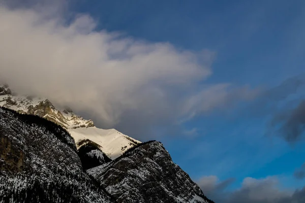 Nuvens Declinam Nas Montanhas Cascade Ponds Banff National Park Alberta — Fotografia de Stock