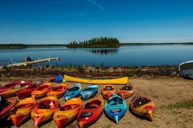 Yaz zamanı Astoria Gölü 'ndeki sahil cephesi. Elk Adası Ulusal Parkı, Alberta, Kanada