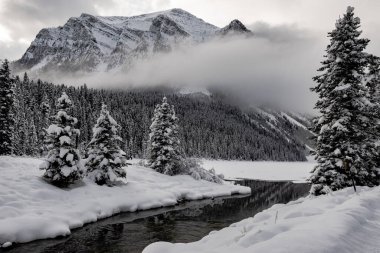 Louise Gölü bir kış harikalar diyarı. Banff Ulusal Parkı, Alberta, Kanada