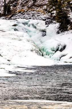 Kışın Bow Falls 'da. Banff Ulusal Parkı, Alberta, Kanada