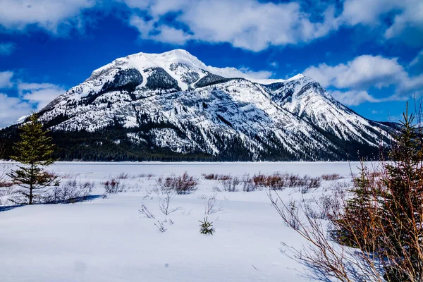 Sneeuw Bedekt Rockies Grote Wolken Formaties Van Lower Lake Provinciaal — Stockfoto