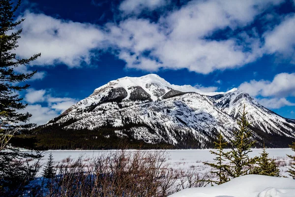 Neve Coperto Montagne Rocciose Grandi Formazioni Nuvolose Lower Lake Parco — Foto Stock