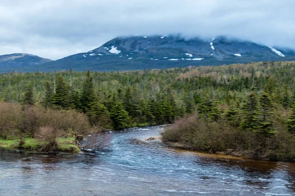 Gros Morne dağının manzarası. Gros Morne Ulusal Parkı, Newfoundland, Kanada