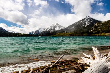 Baharın sonunda Waterton Gölü 'nün ortası. Waterton Lakes Ulusal Parkı, Alberta, Kanada